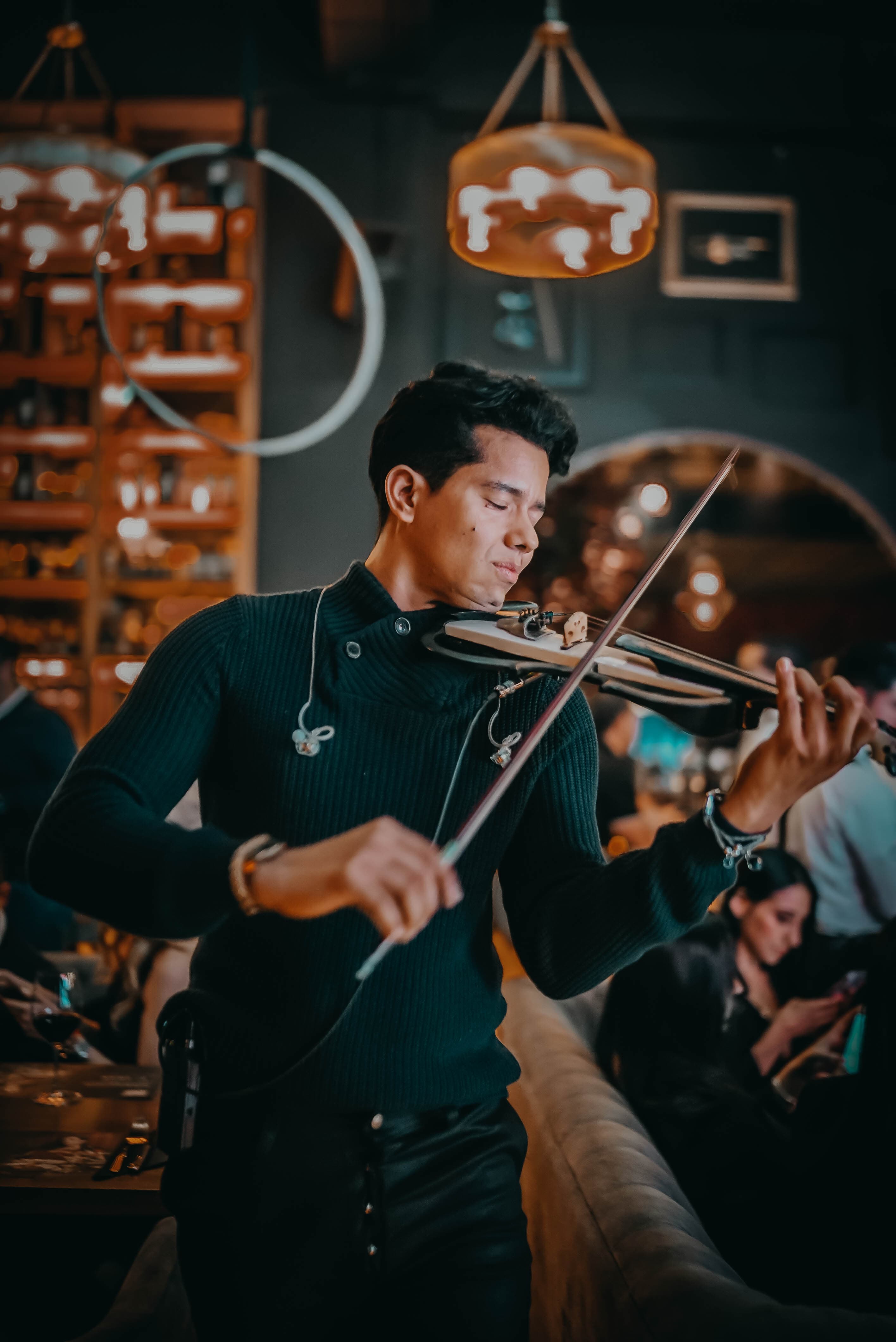 IsaFaces tocando violín en vivo